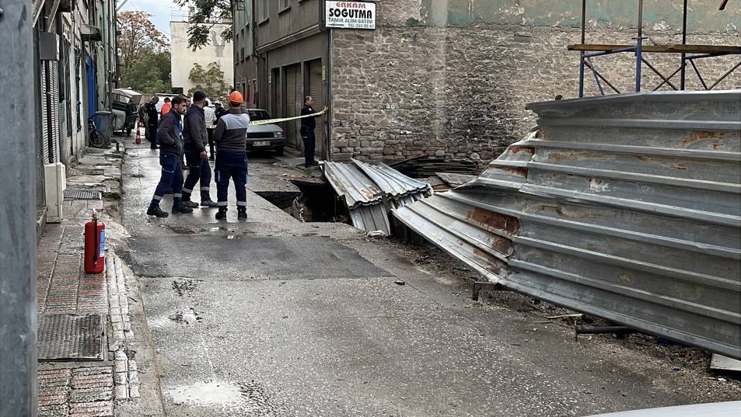 Konya merkezde inşaat yanında zemin çöktü doğalgaz ve su borusu patladı 1